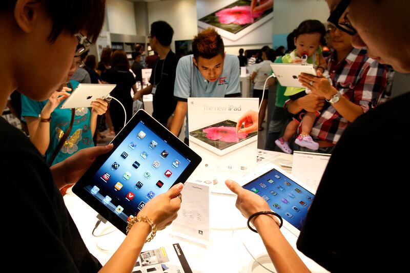 articles/2012/04/24/apple-posts-quarterly-revenues-outstripping-wall-street-s-expectations/apple-earnings-lyons_f9gkwj