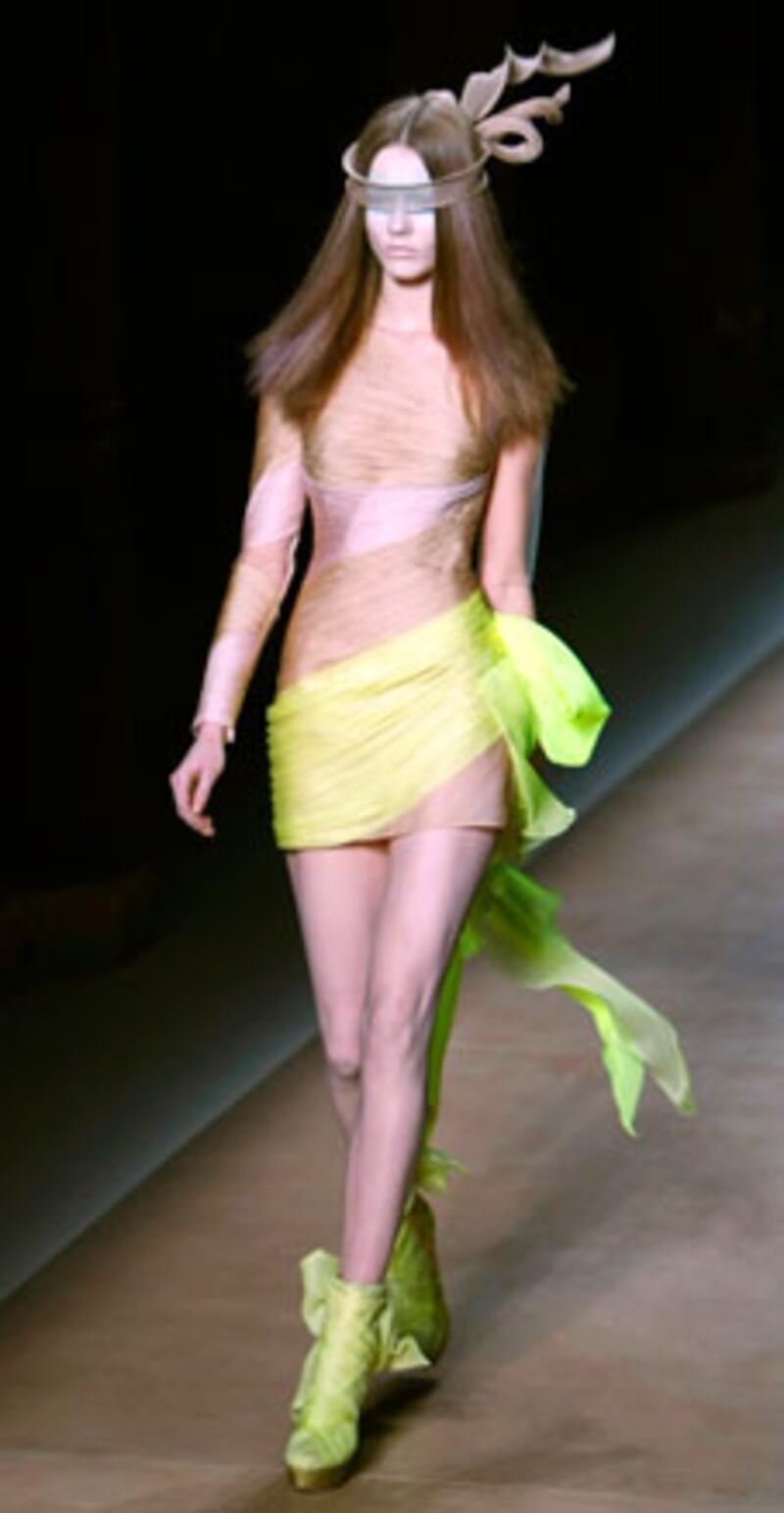 galleries/2010/01/27/fashion-week-day-1/paris-fashion-week---valentino-3_e0asjn