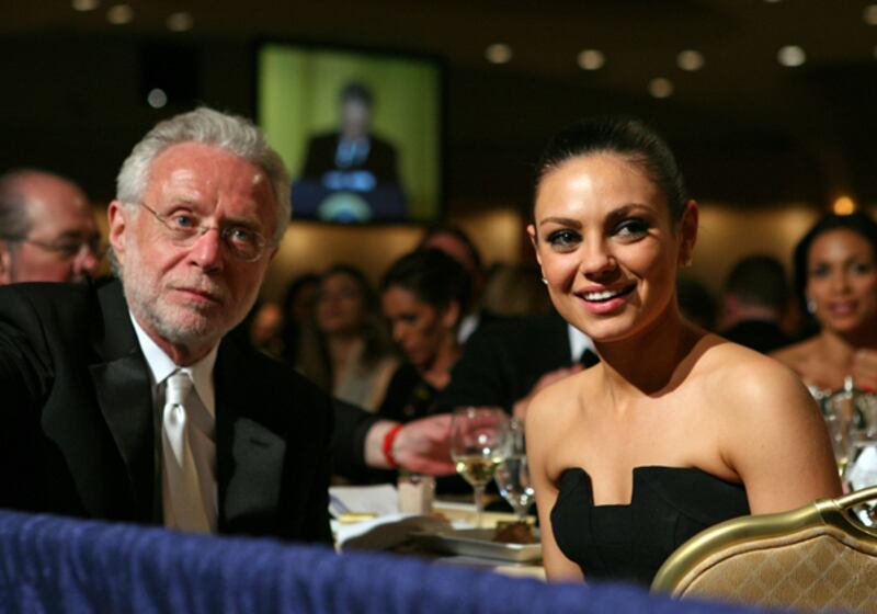 galleries/2011/05/01/white-house-correspondents-dinner/whcd-party---wolf-blitzer-mila-kunis_vynwd8