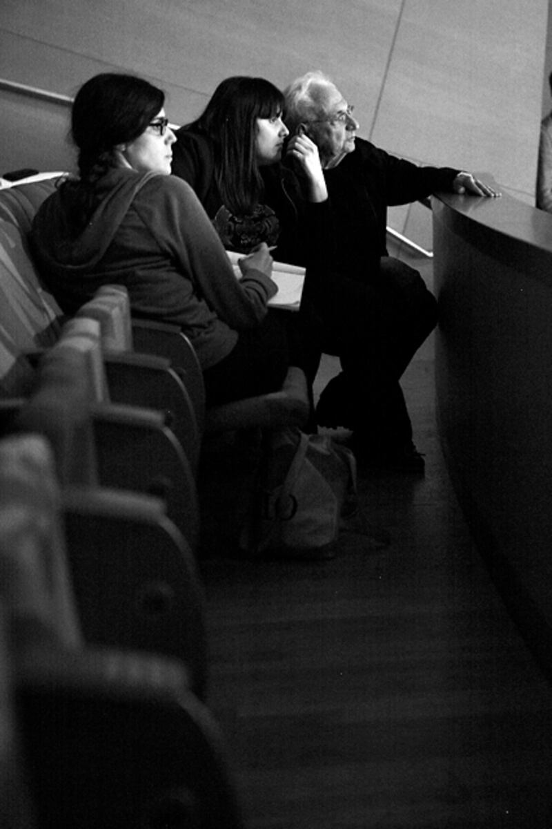 galleries/2012/05/20/don-giovanni-at-la-phil-rodarte-costumes-frank-gehry-set-design-photos/Kate-and-Laura-Mulleavy-Rodarte-with-Frank-Gehry-Autumn-de-Wilde_djys5p