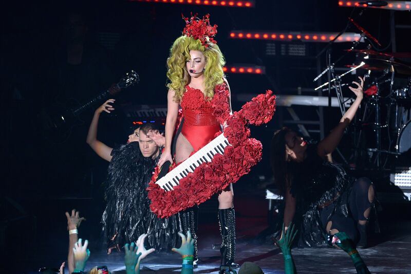 articles/2014/04/08/paparazzi-photoshop-lady-gaga-photos-tom-ford-secretly-got-married/140408-gaga-roseland-cheat_svr4pq