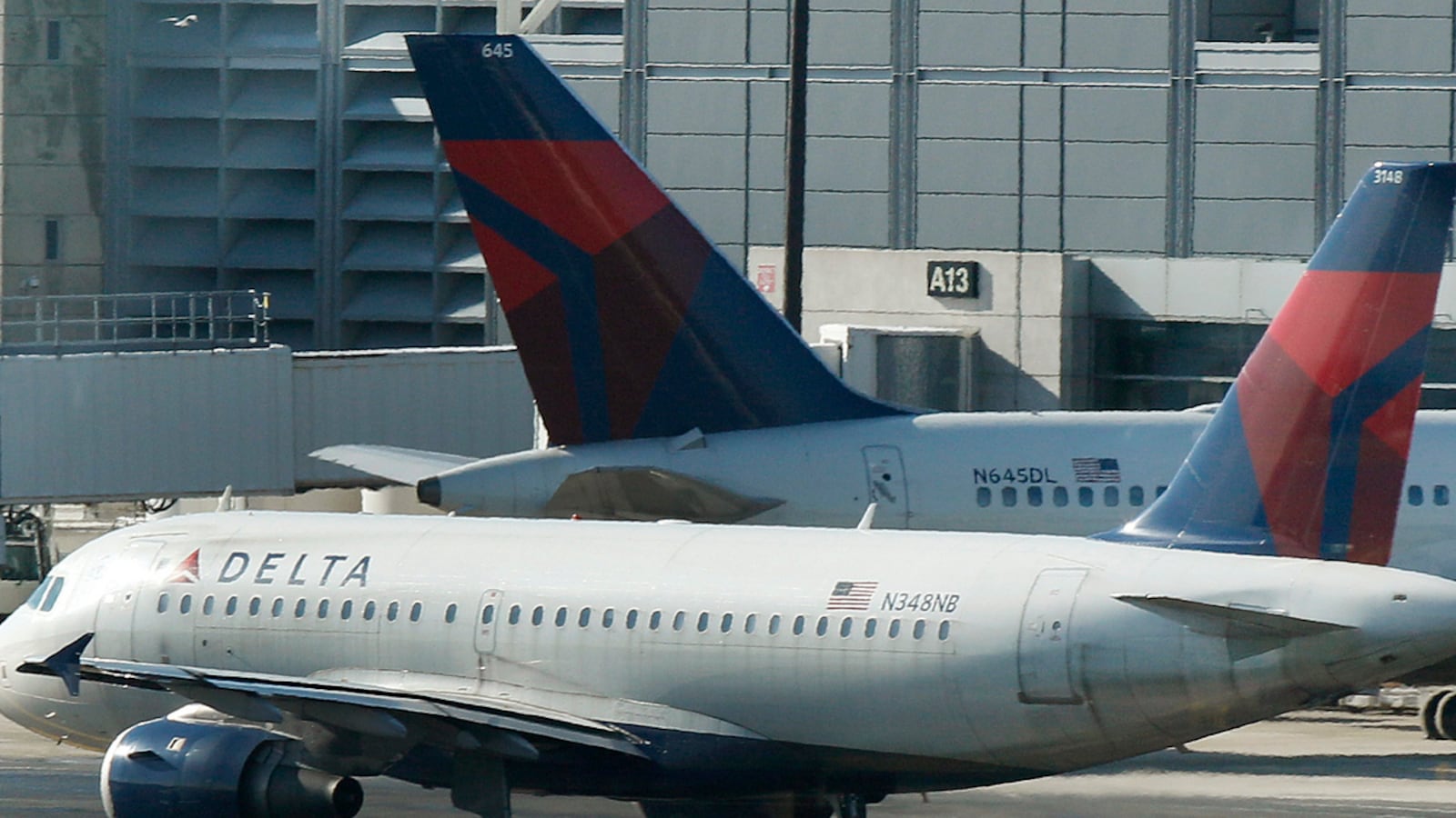 cheats/2012/12/11/delta-buys-virgin-atlantic-stake/delta-plane-chicago-cs_lxwdrn