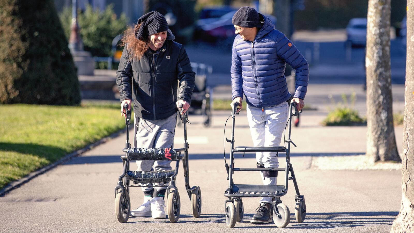 Patient_with_complete_spinal_cord_injury__left__and_incomlete_SCI__right__walking_in_Lausanne2__NeuroRestore-Jimmy_Ravier_qffhnm