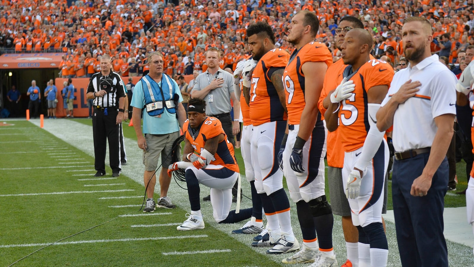 cheats/2016/09/09/denver-linebacker-kneels-during-national-anthem/160909-broncos-knee-anthem-cheat_rqlhsu