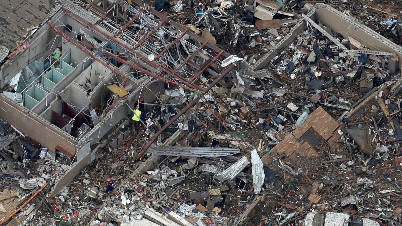 articles/2013/05/23/oklahoma-tornado-hero-teacher-anna-canaday-take-me-instead/130522-daly-plazatowers-tease_l3abbn