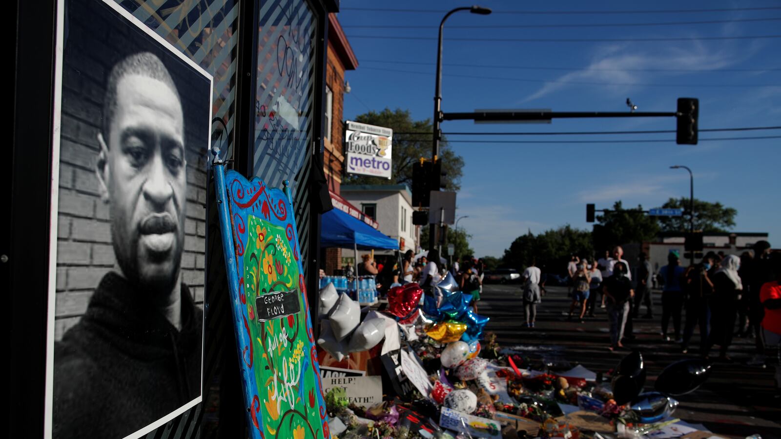 2020-05-29T001550Z_2097578524_RC20YG9SX3S2_RTRMADP_3_MINNEAPOLIS-POLICE_qkirw3