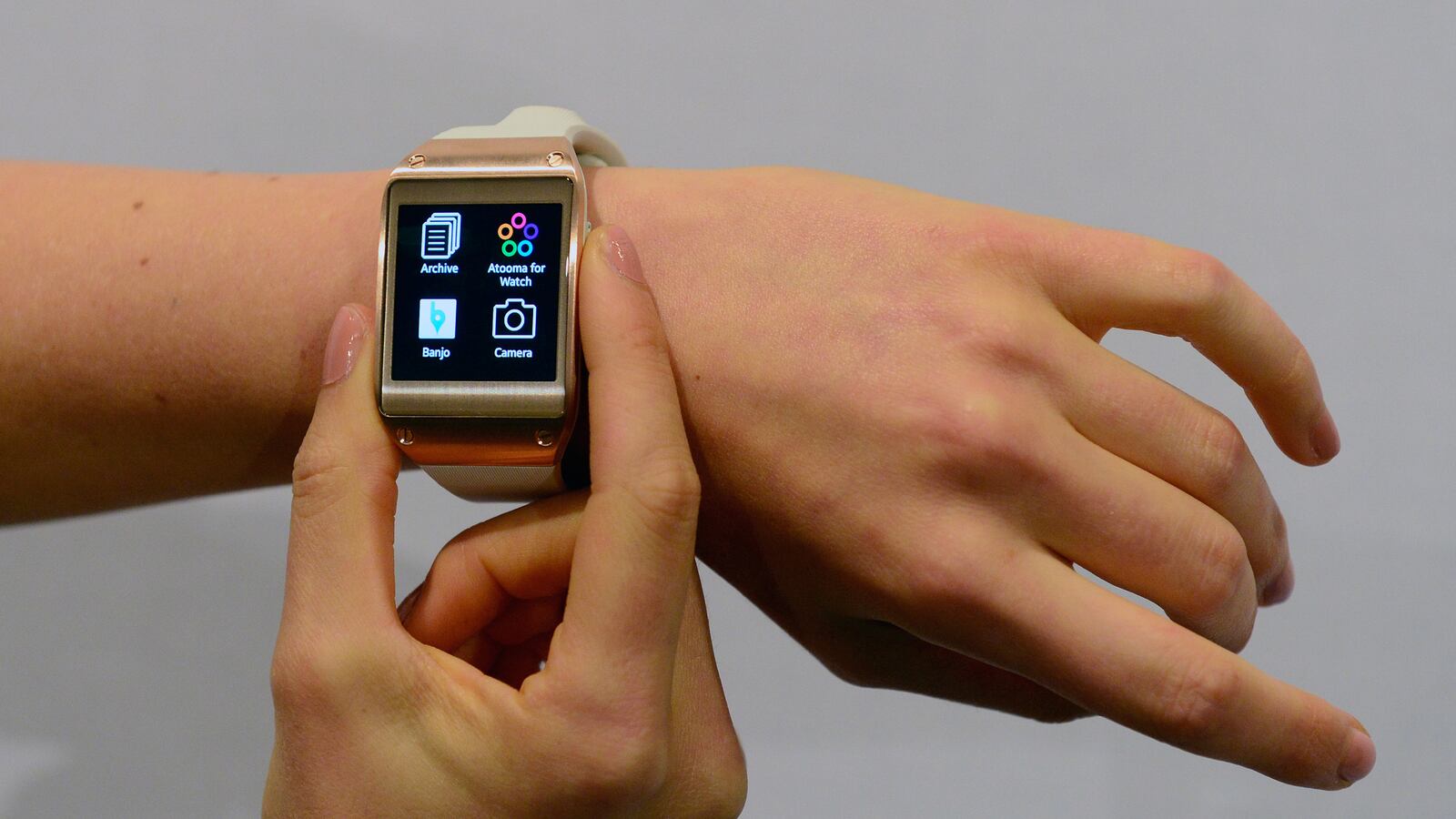 cheats/2013/09/04/samsung-unveils-smartwatch/130904-smartwatch-cheat_xnkjea