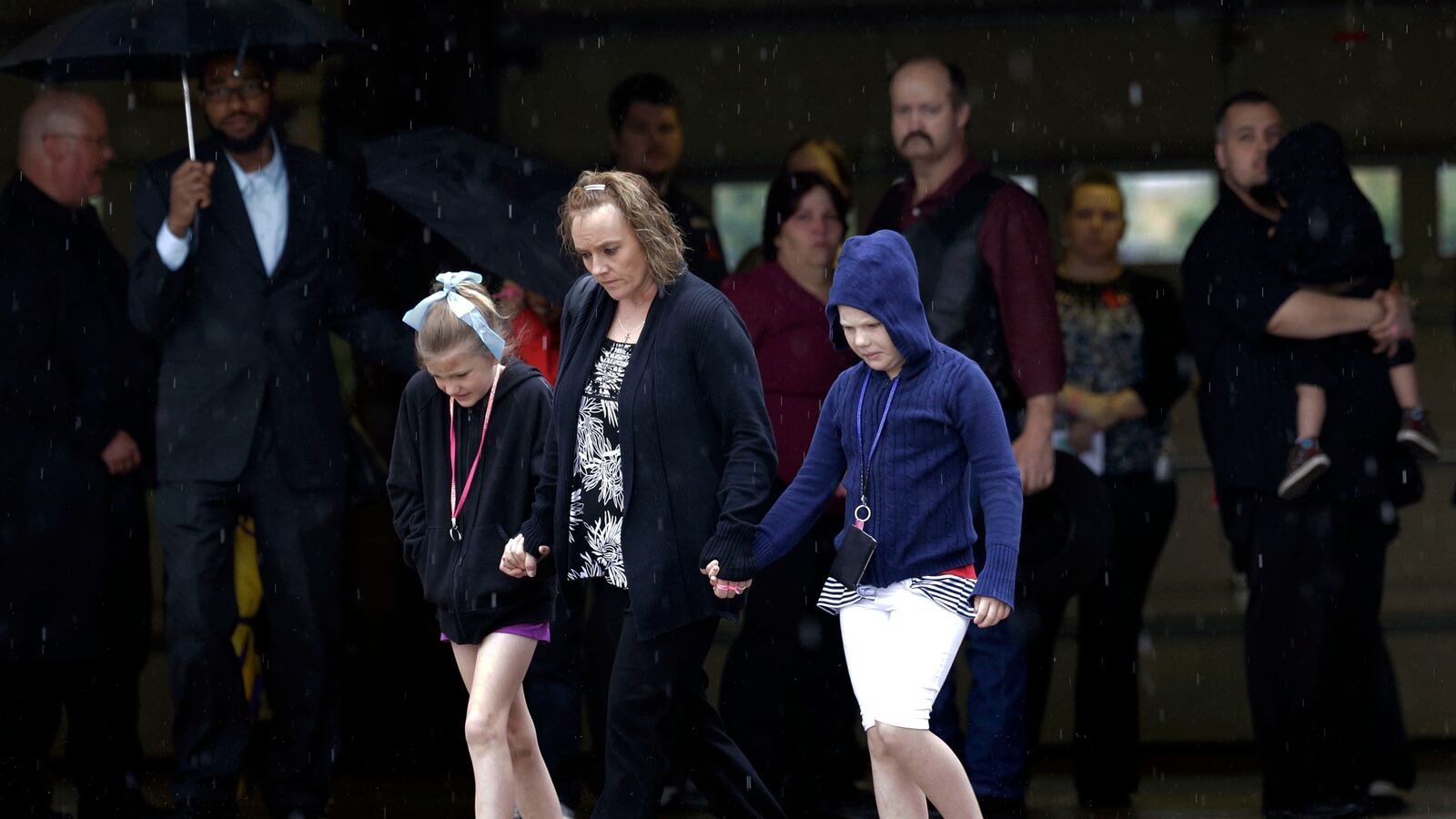 articles/2013/05/24/the-first-funeral-for-moore-oklahoma/130523-daly-first-funeral-tease_fbzqai