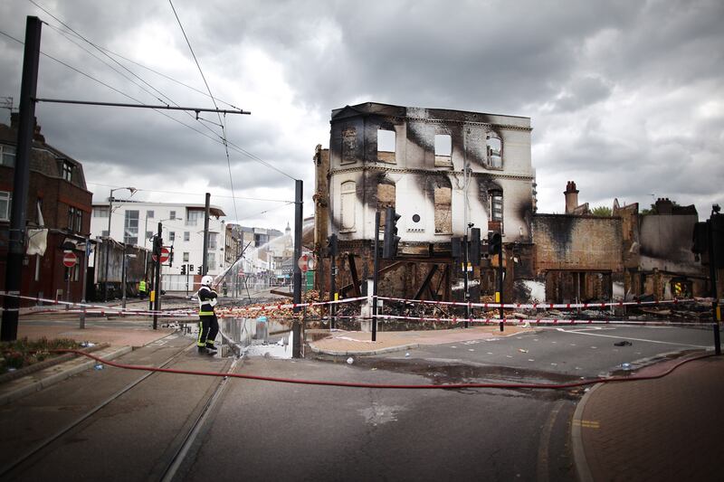galleries/2011/08/09/photo-of-riots-across-london-and-united-kingdom/london-riots-burned-houses2_olnbdc