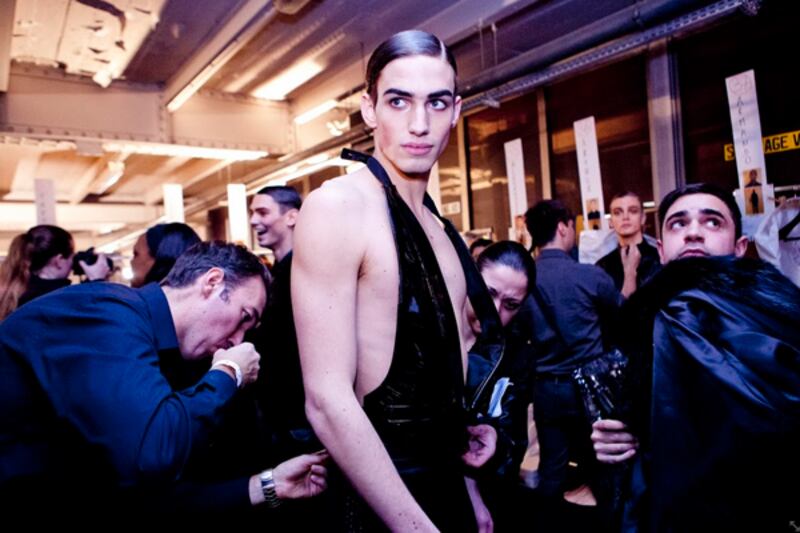 galleries/2012/01/23/paris-men-s-fashion-week-backstage-photos/mens-fashion-week-gal-4_sbpruw