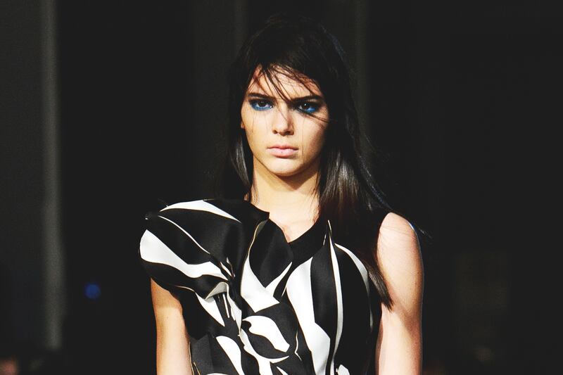 articles/2014/02/18/kendall-jenner-walks-at-london-fashion-week-michelle-rodriguez-confirms-relationship-with-cara-delevingne/140218-kendall-jenner-giles-cheat_wzxyvz