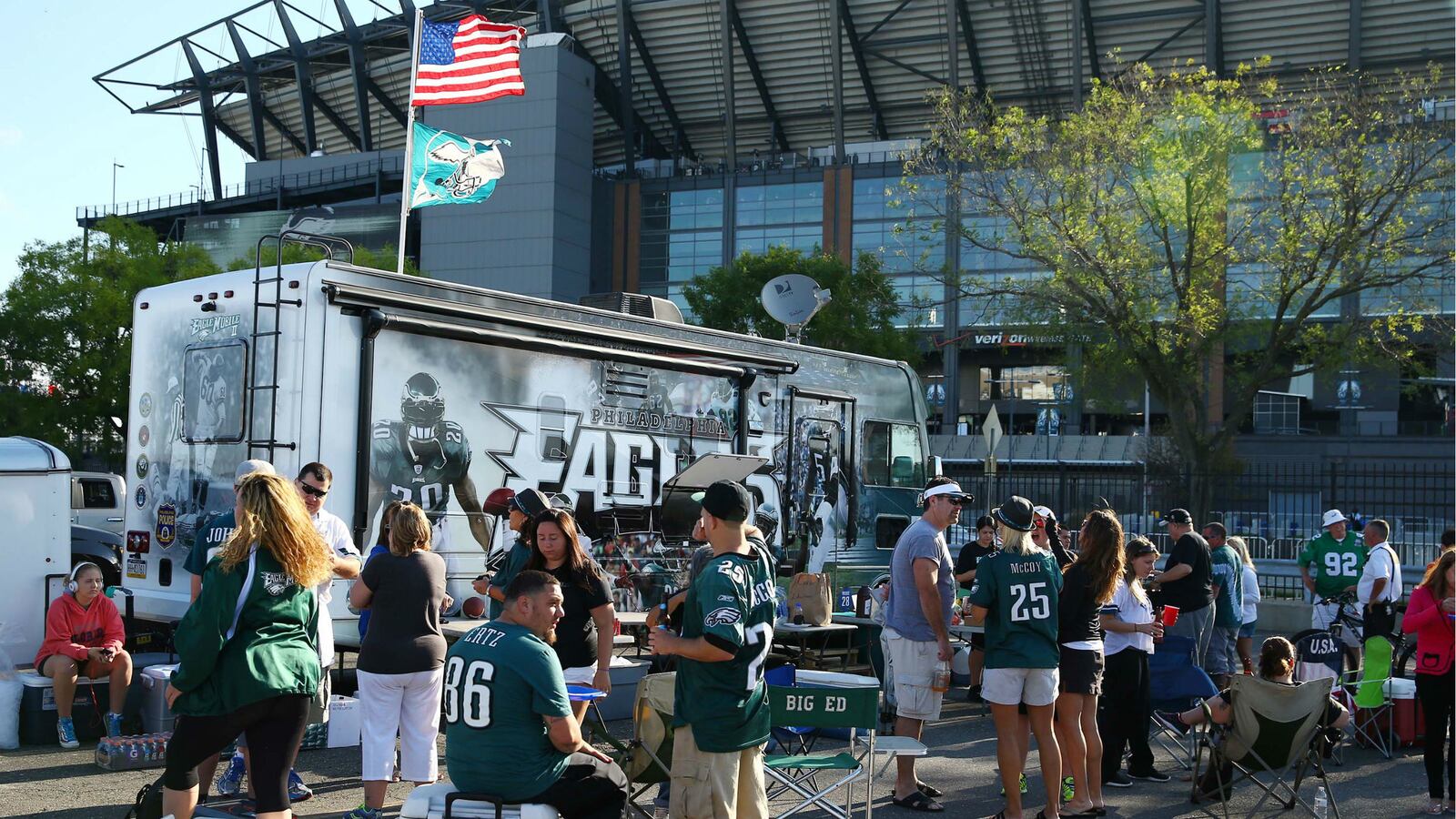 cheats/2014/10/13/eagles-fan-stole-singer-s-prosthetic-leg/141013-phillyfan-cheat_zukvhs