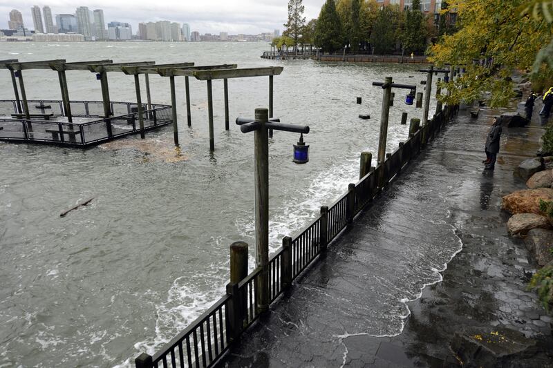 articles/2012/10/29/sandy-who-west-village-warriors-aren-t-worried/west-village-battery-park-sandy_kcnjpp