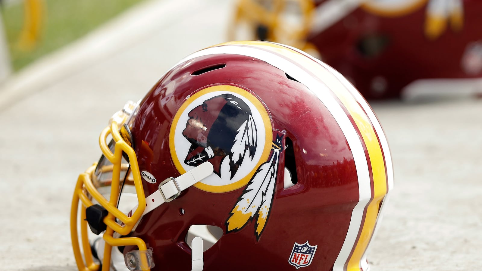 articles/2014/06/20/so-redskins-sponsor-fedex-is-ok-with-that-racist-team-name-too/140620-tomasky-redskins-tease_bzgg1j