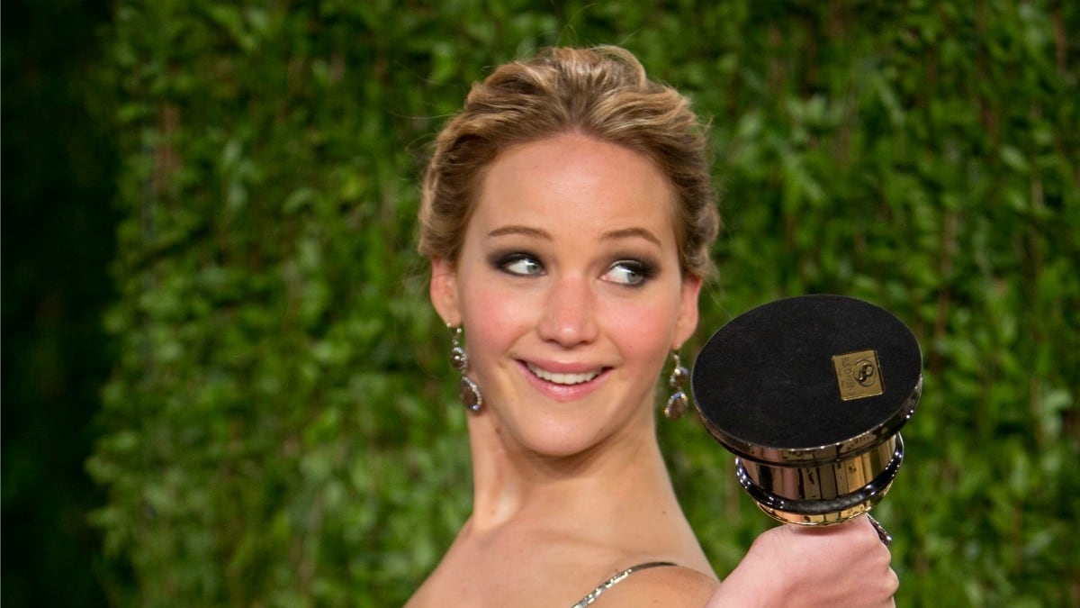 cheats/2013/02/28/jennifer-lawrence-caught-smoking-weed/jennifer-lawrence-weed-cheat_nyi8ul
