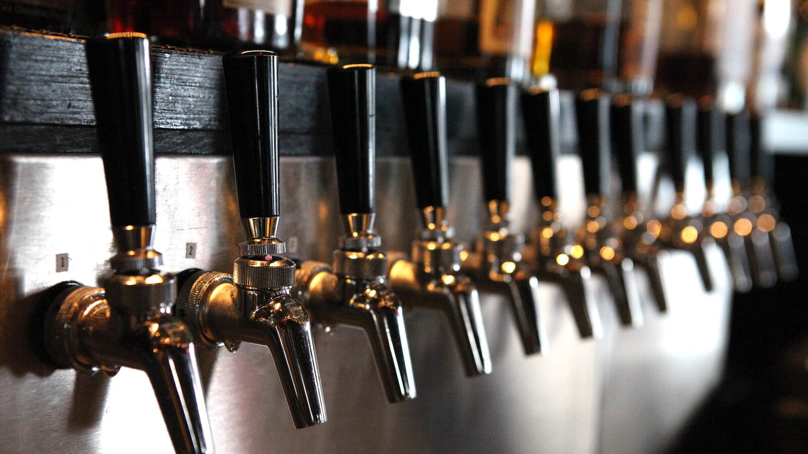 articles/2016/04/23/your-favorite-cocktail-now-comes-straight-from-the-keg/160603-porchlight-22_udhnu2