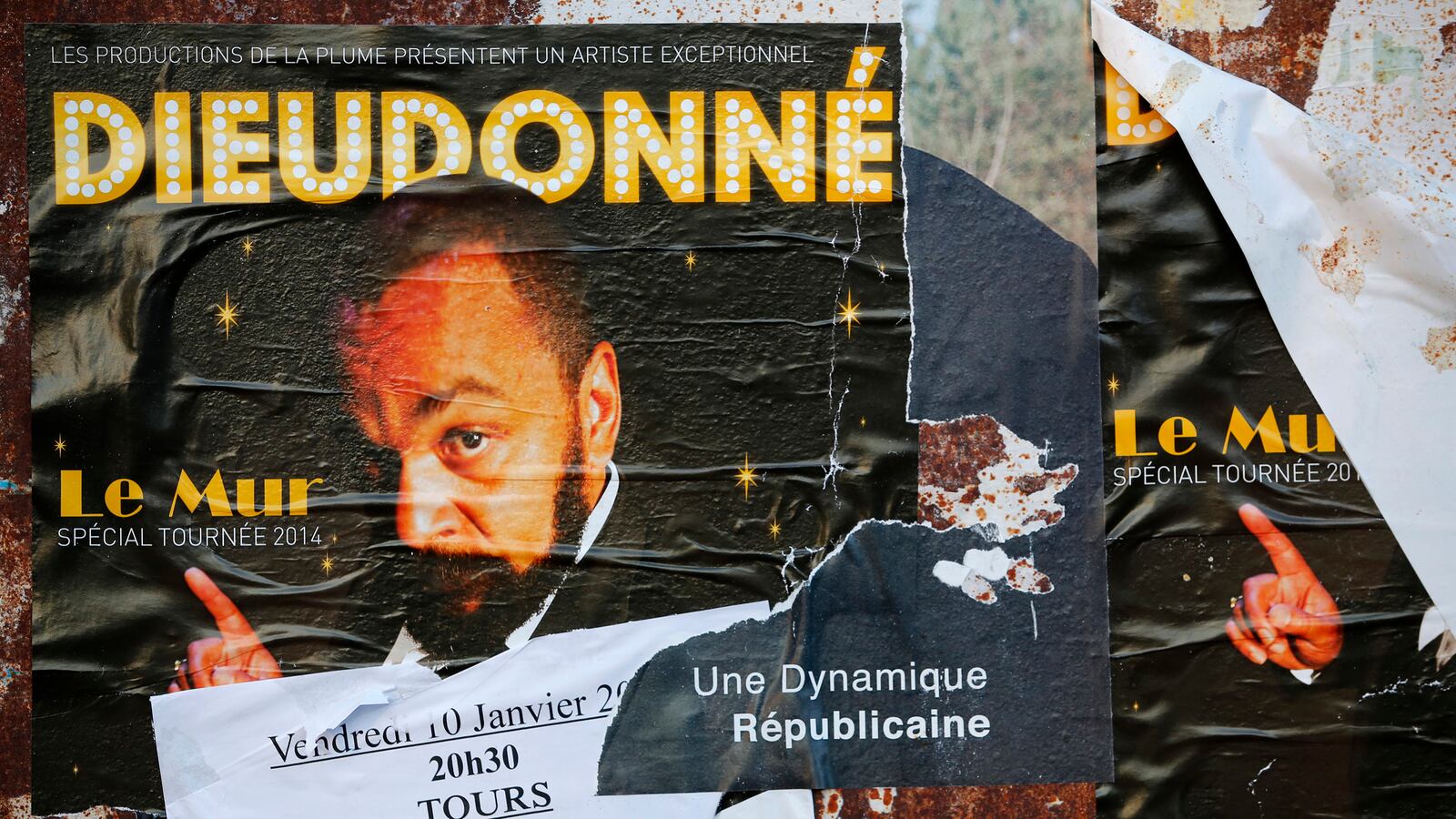 cheats/2014/02/03/queen-elizabeth-gets-nazi-salute/140203-dieudonne-comic-cheat_wzn3ci