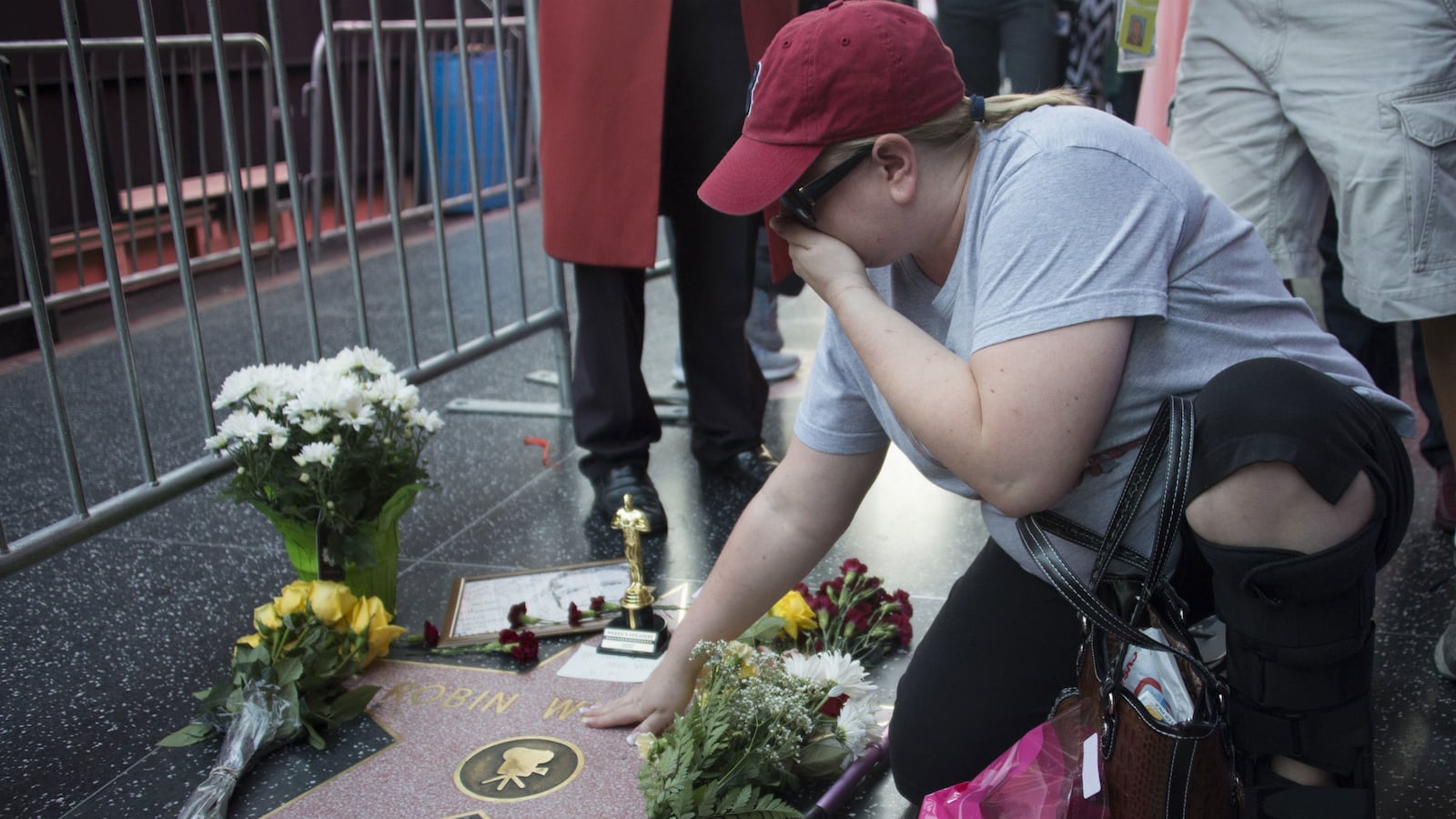 cheats/2014/08/12/robin-williams-hanged-himself-cut-wrist/140812-robin-williams-cheat_yeu5qy