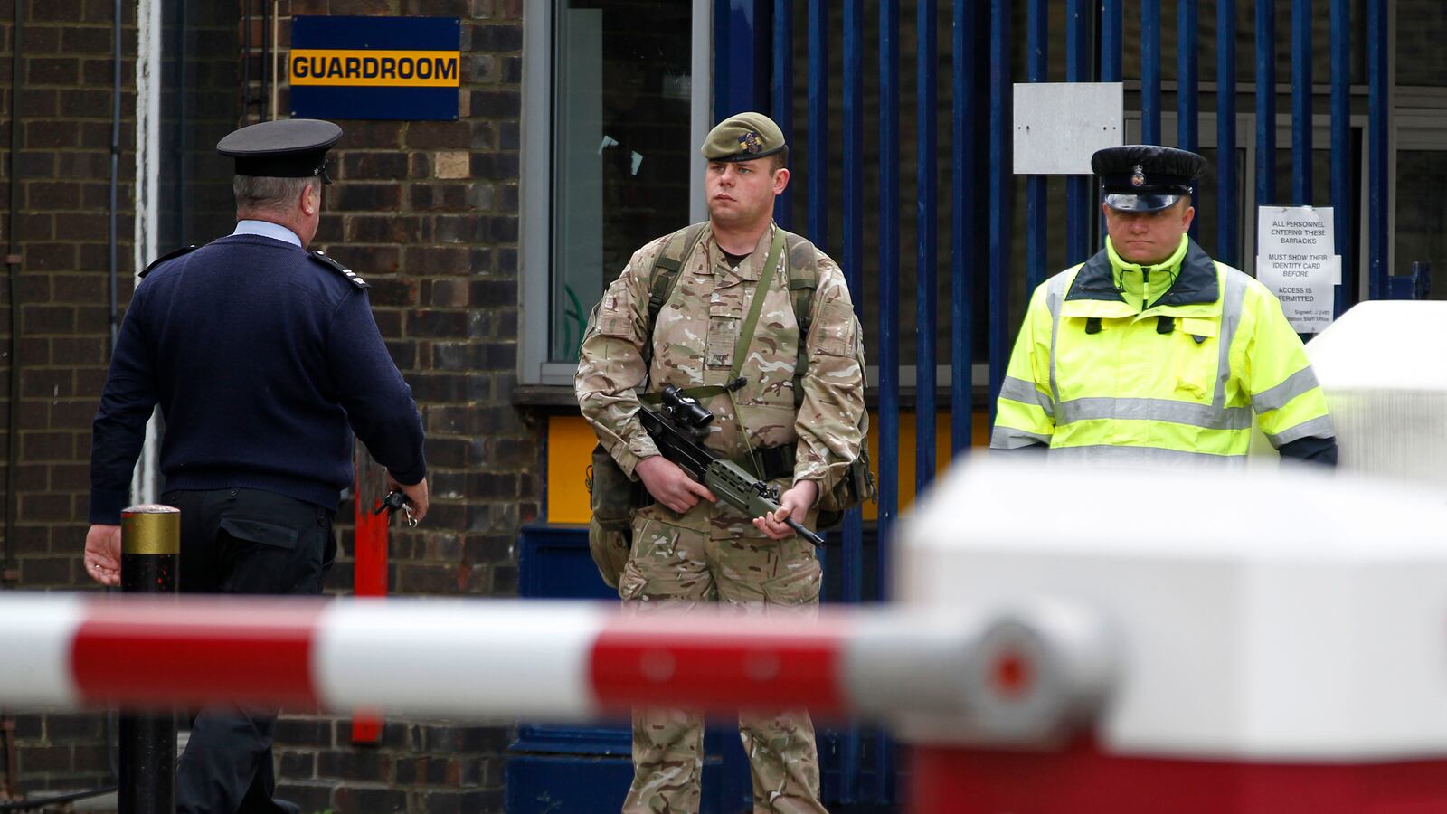 cheats/2013/05/23/u-k-soldiers-warned-no-uniforms/130523-london-uniforms-cheat_vecmmm