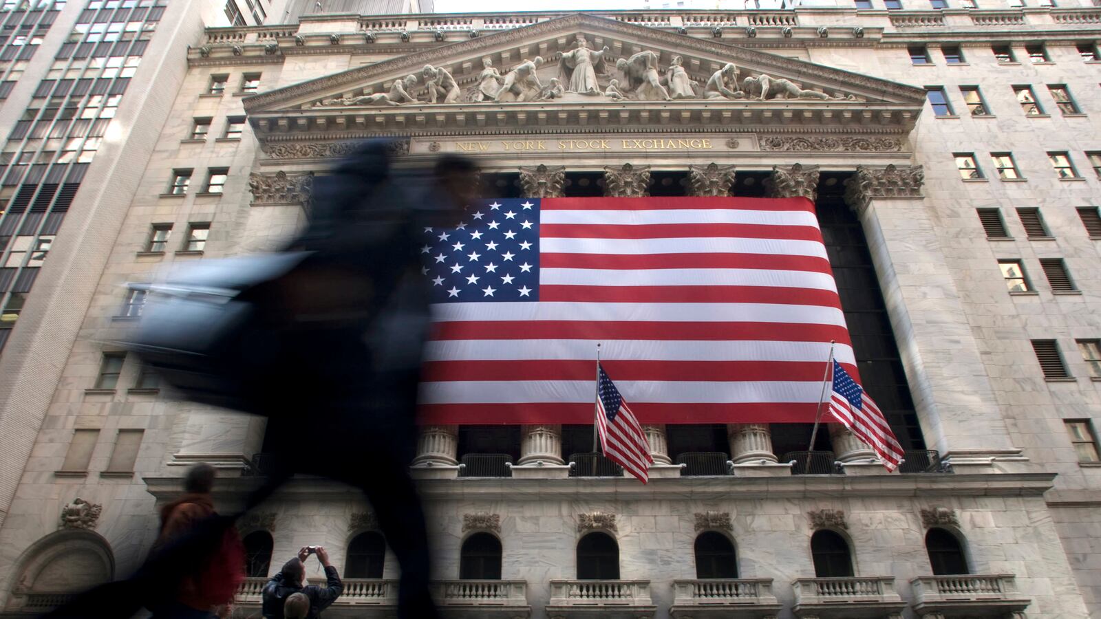 articles/2013/10/31/america-is-not-the-next-greece/131031-deficit-gross-tease_upjg2c