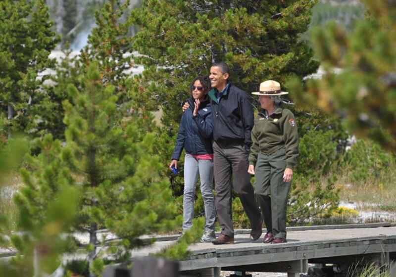 galleries/2009/08/23/obama-family-trips/obamas-on-vacation-2_ozjy6a