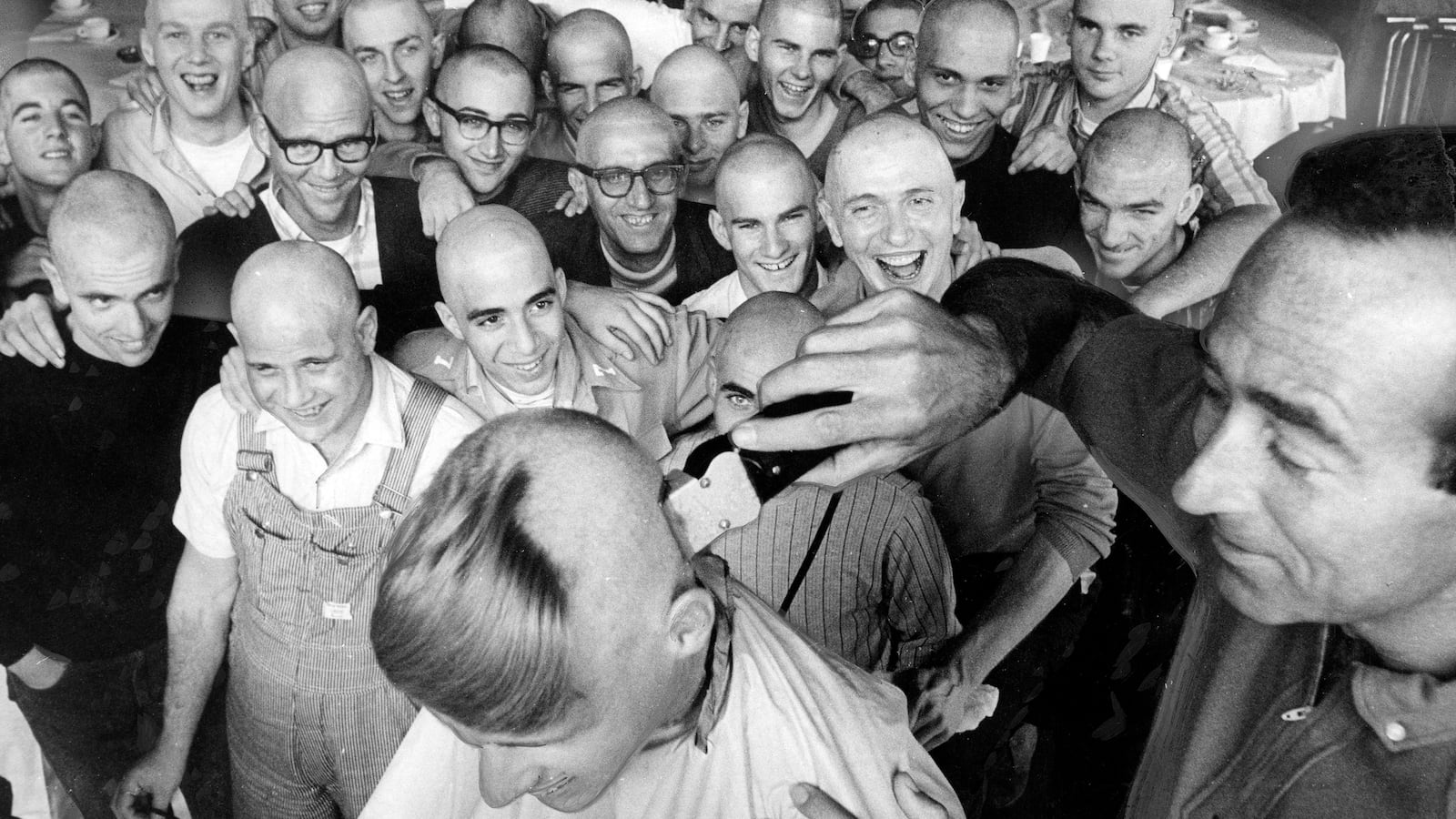 200423-schager-deadly-cults-tease_zq8wxs