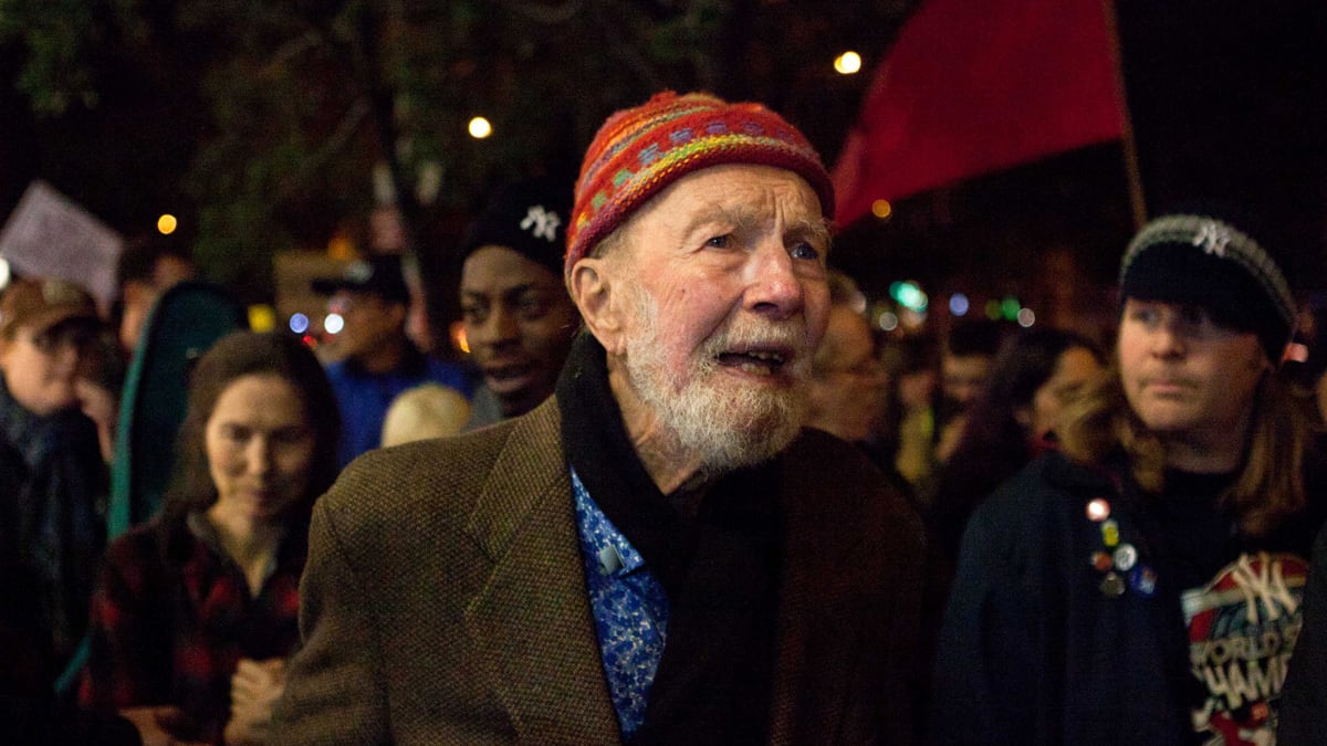 cheats/2011/10/22/seeger-and-guthrie-join-occupy-wall-street/pete-seeger-joins-occupy-wall-street-cheat_dlxhcp