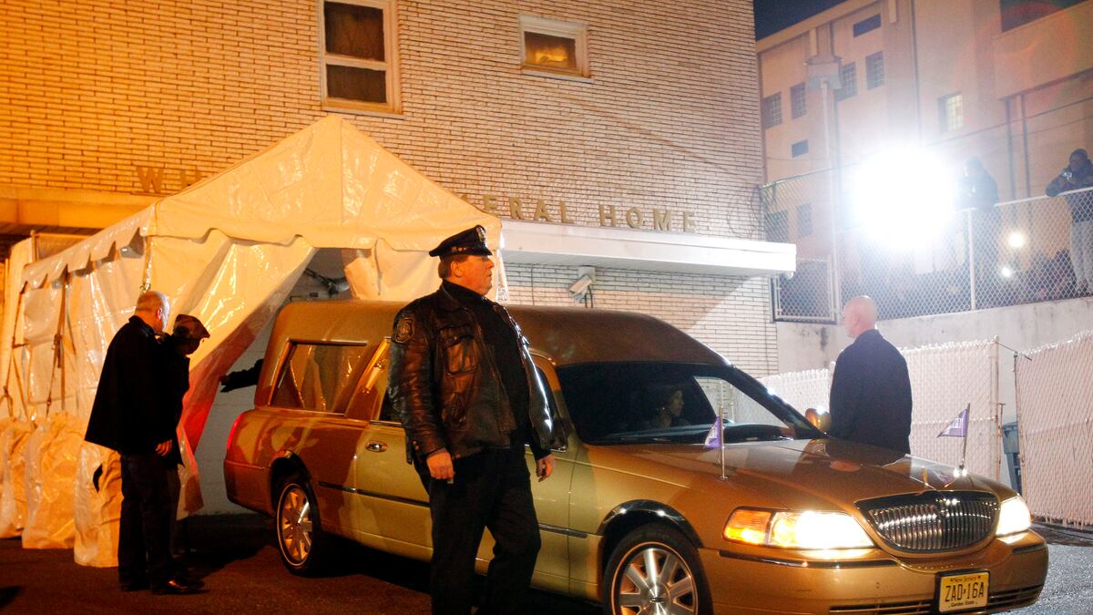 cheats/2012/02/14/whitney-houston-s-body-comes-home/whitney-houston-body-returned-new-jersey-cheat_mc0hwl