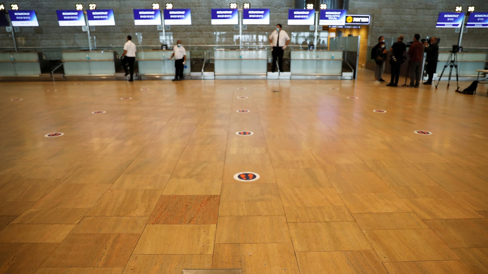 2020-05-14T075914Z_1966551241_RC27OG9PMG53_RTRMADP_3_HEALTH-CORONAVIRUS-ISRAEL-AIRPORT_b1tuqn