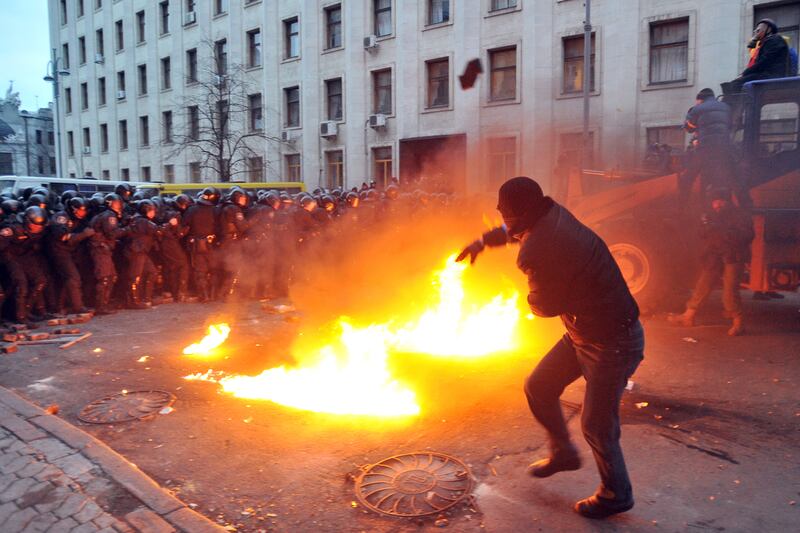 galleries/2013/12/03/ukraine-explodes-in-violence-protesters-call-for-yanukovych-to-resign-photos/131202-ukraine-protest8_r4evhv