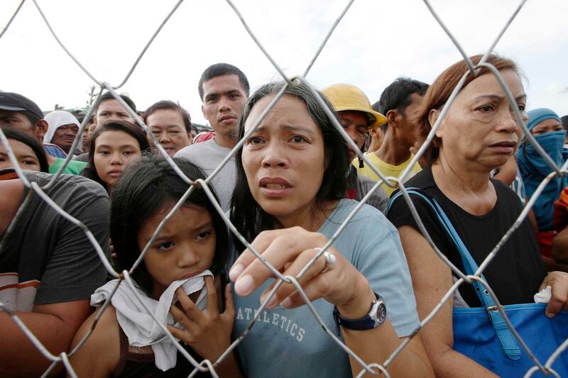 galleries/2013/11/08/monster-typhoon-haiyan-barrels-into-philippines-photos/131111-typhoon-philippines-update-3_p3bckq