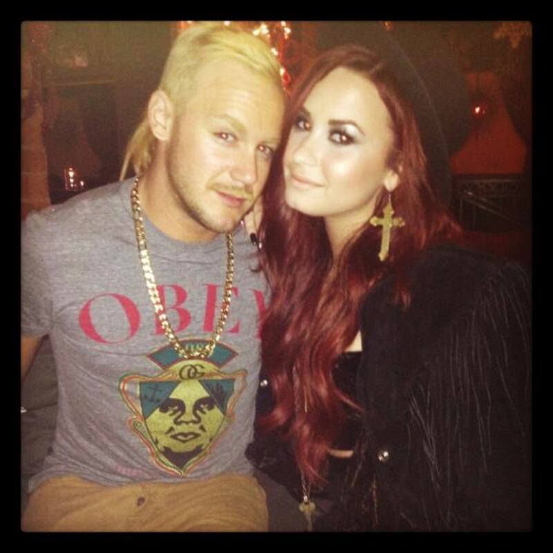 galleries/2011/12/22/whitney-cummings-selena-gomez-more-celebrity-twitter-pictures-photos/twitpics-demi-lovato_bczwgr