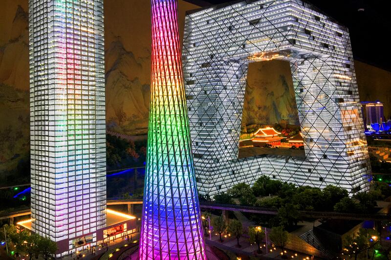 galleries/2017/04/06/miniaturists-lavish-big-love-on-their-small-world-recreations-of-global-landmarks/1170406-Gulliver-gate-GAL-15_sneocl