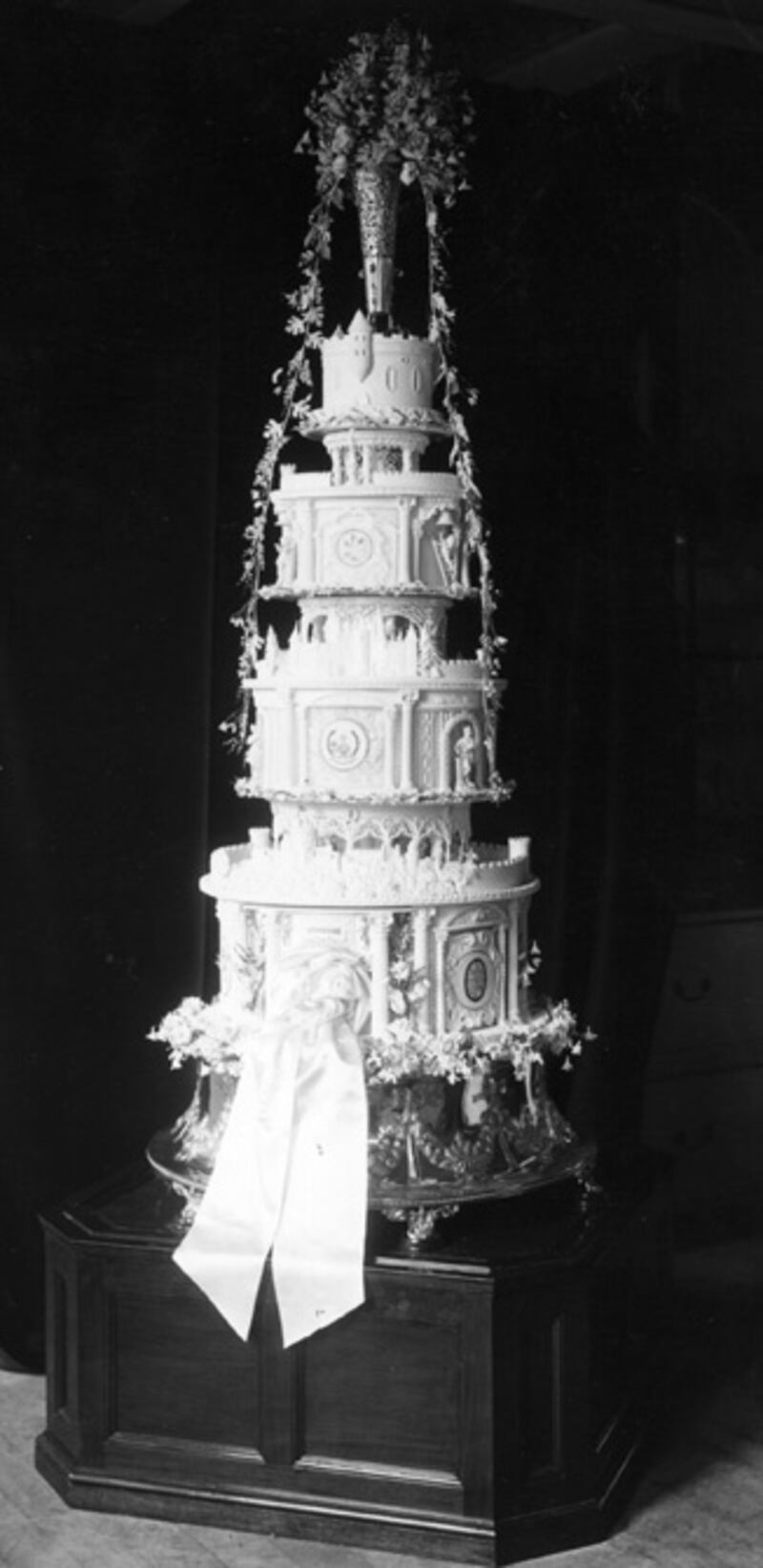 galleries/2011/04/27/royal-wedding-cakes/royal-wedding-cakes---prince-albert_nyginn