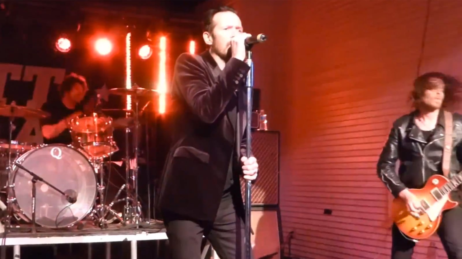 articles/2015/05/01/scott-weiland-murders-innocent-song-in-front-of-horrified-fans/150501-viralvid-weiland-tease_nkybta