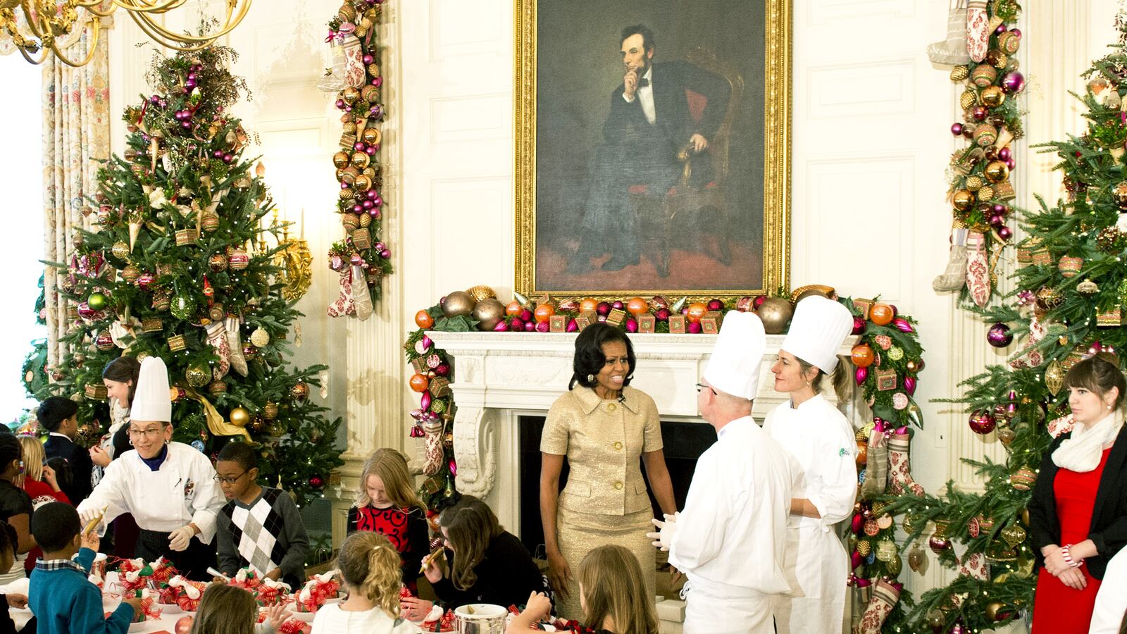 articles/2012/11/28/obamas-deck-the-white-house-halls/white-house-christmas-decorations-tease_mexpcd