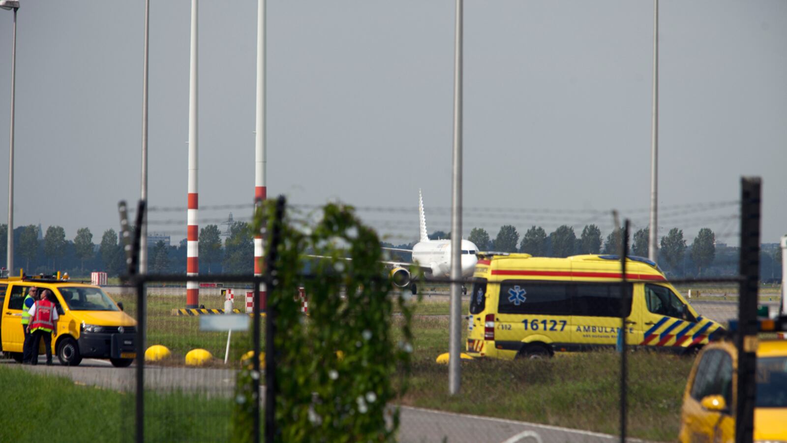 cheats/2012/08/29/security-surrounds-plane-in-amsterdam/schiphol-dutch-spain-airport-hostage-cheat_sjie77