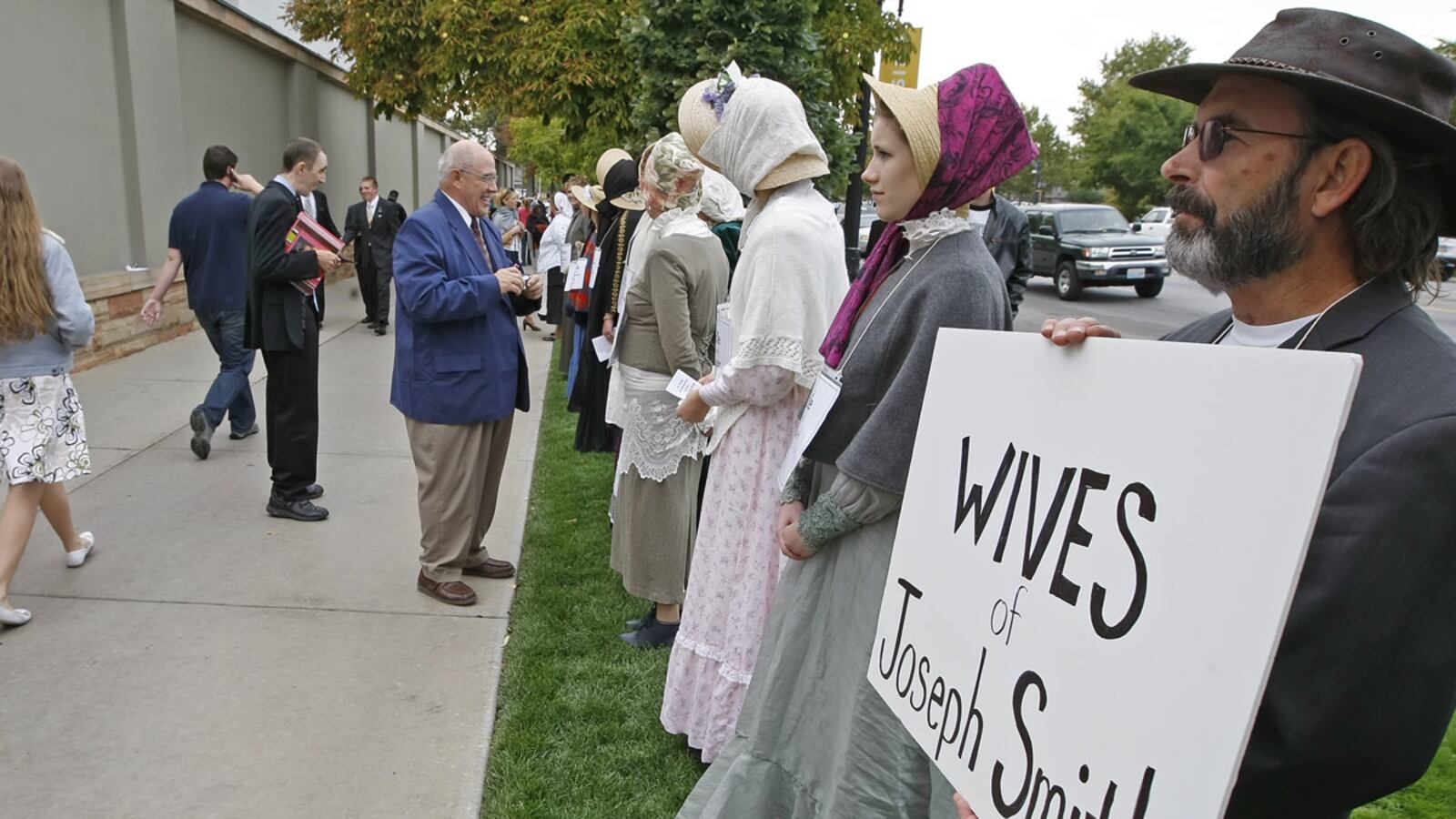 cheats/2014/11/11/mormon-founder-joseph-smith-had-40-wives/141111-mormon-cheat_vaihgj