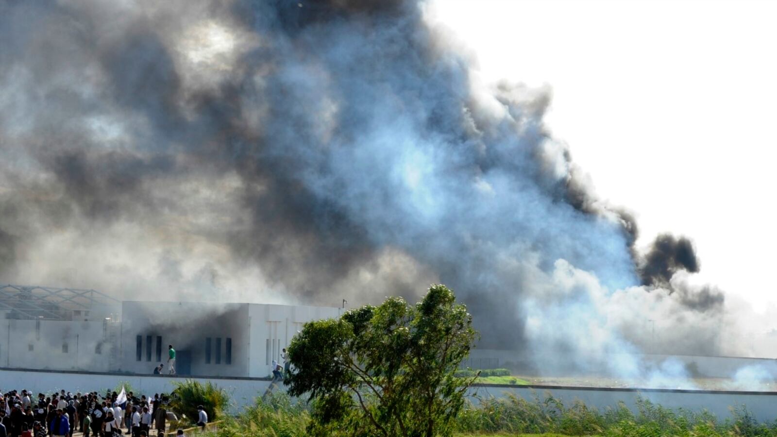 cheats/2012/09/14/protests-escalate-in-middle-east/tunisia-fire-cheat_wqv9kp
