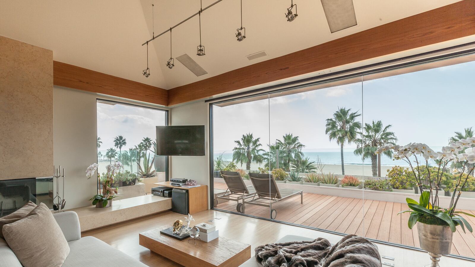 galleries/2014/04/06/omg-i-want-this-house-venice-california-photos/140404-omg-house-venice-beach-9_leeggv