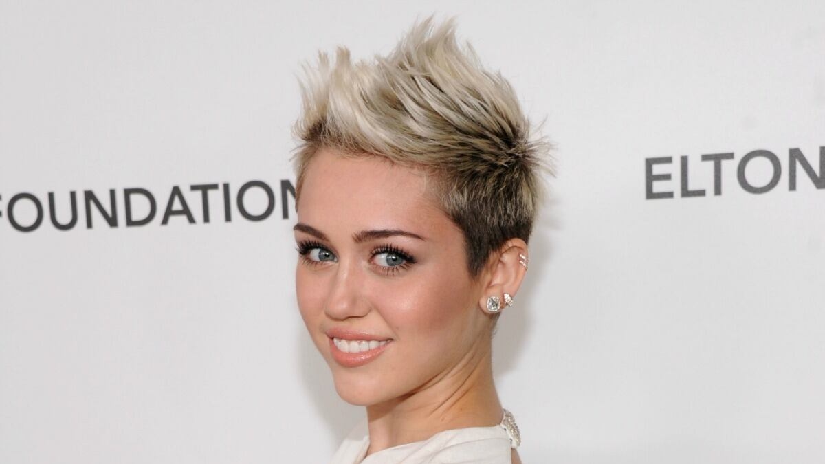 cheats/2013/04/16/cyrus-caught-smoking-pot/miley-weed-cheat_qdzzc4