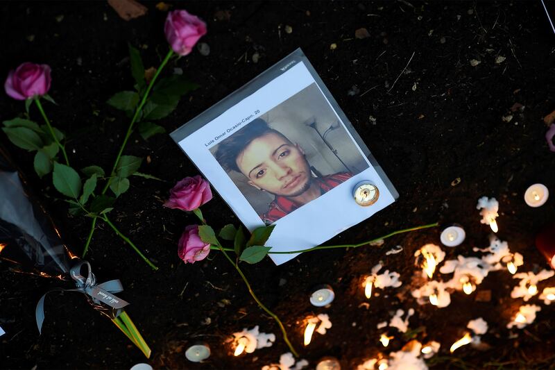 galleries/2016/06/13/mourning-orlando-s-mass-lgbt-murder/160613-orlando-vigil2a_fw1it7