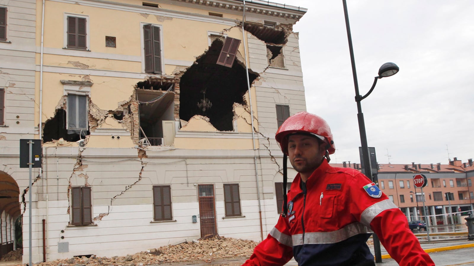 cheats/2012/05/20/at-least-4-dead-in-italian-quake/italy-earthquake-cheat_bhixlj