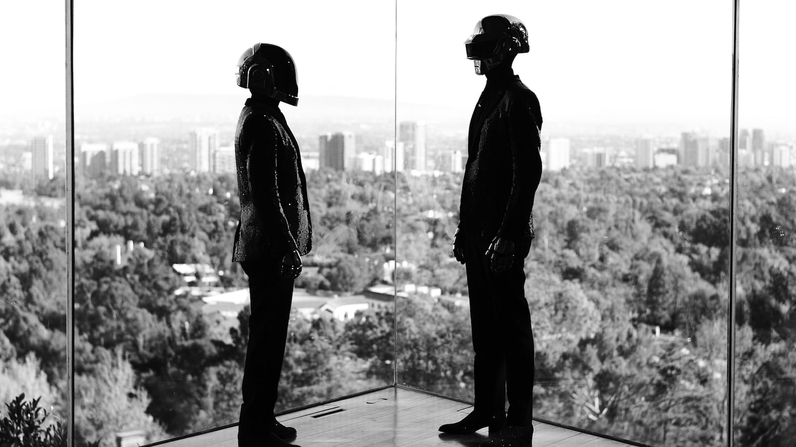 articles/2013/05/08/daft-punk-shines-for-cr-fashion-book/130509-daft-punk-tease_vzfxql