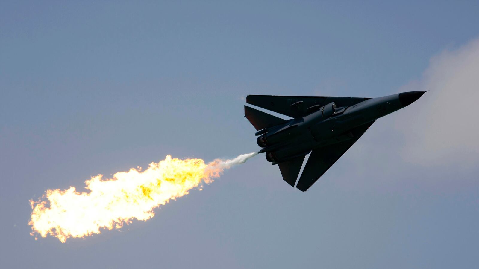 articles/2014/10/15/f-111-death-dealing-pop-art-masterpiece/141014-mills-f111-tease_uygade