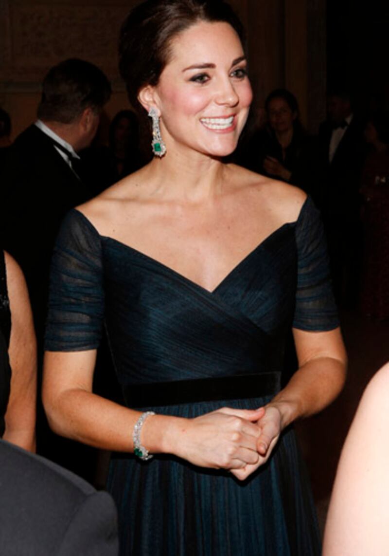 articles/2014/12/10/kate-and-william-s-glamorous-2m-new-york-send-off/kate-dinner3_uzzye6
