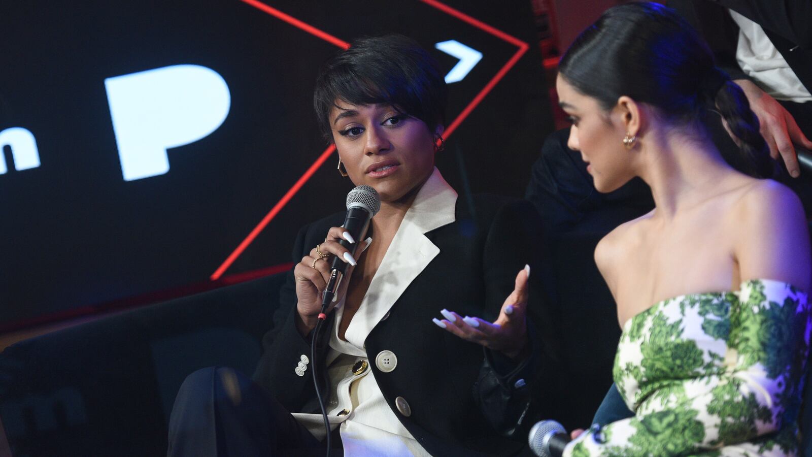 Ariana DeBose and Rachel Zegler