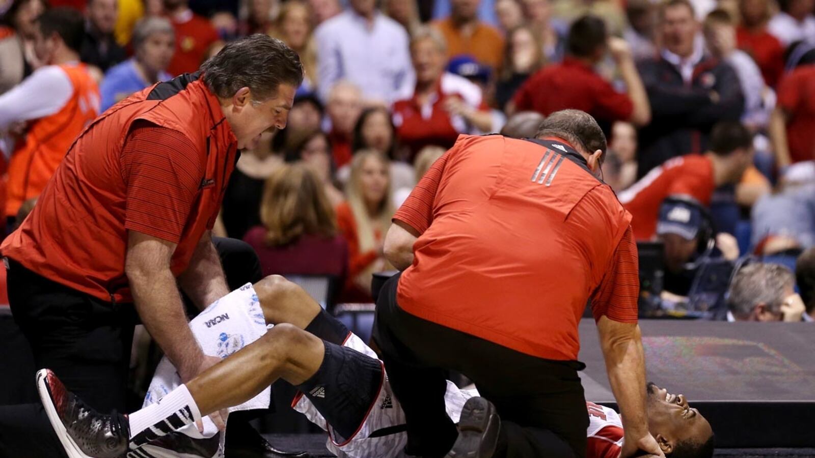 cheats/2013/03/31/louisville-guard-kevin-ware-fractures-leg/130331-kevin-ware-injury-cheat_mvwqgr