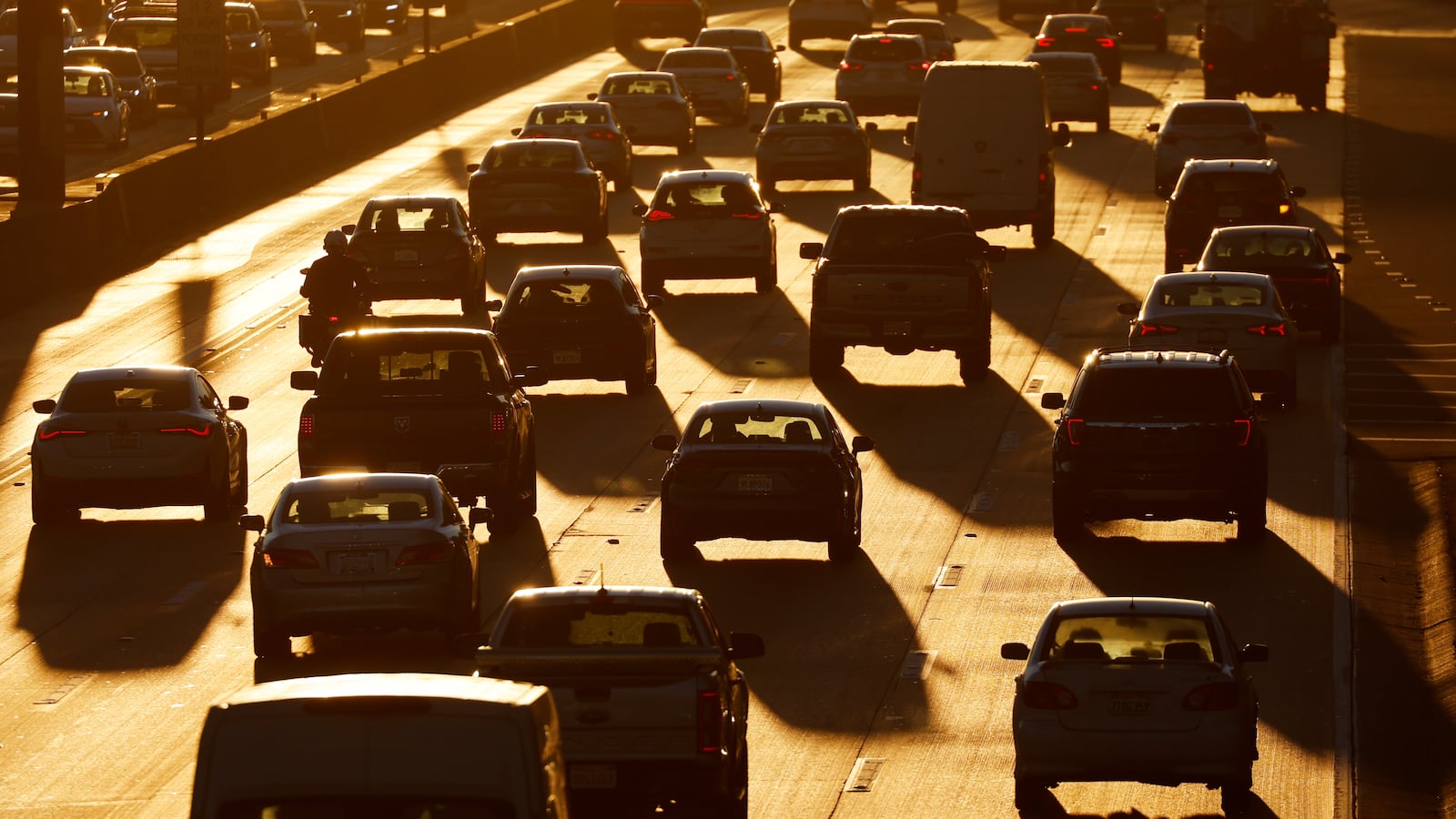 LOS ANGELES, CALIFORNIA - JANUARY 15: Traffic backs up on Interstate 405 during the morning commute at sunrise on January 15, 2026 in Los Angeles, California. (Photo by Kevin Carter/Getty Images)