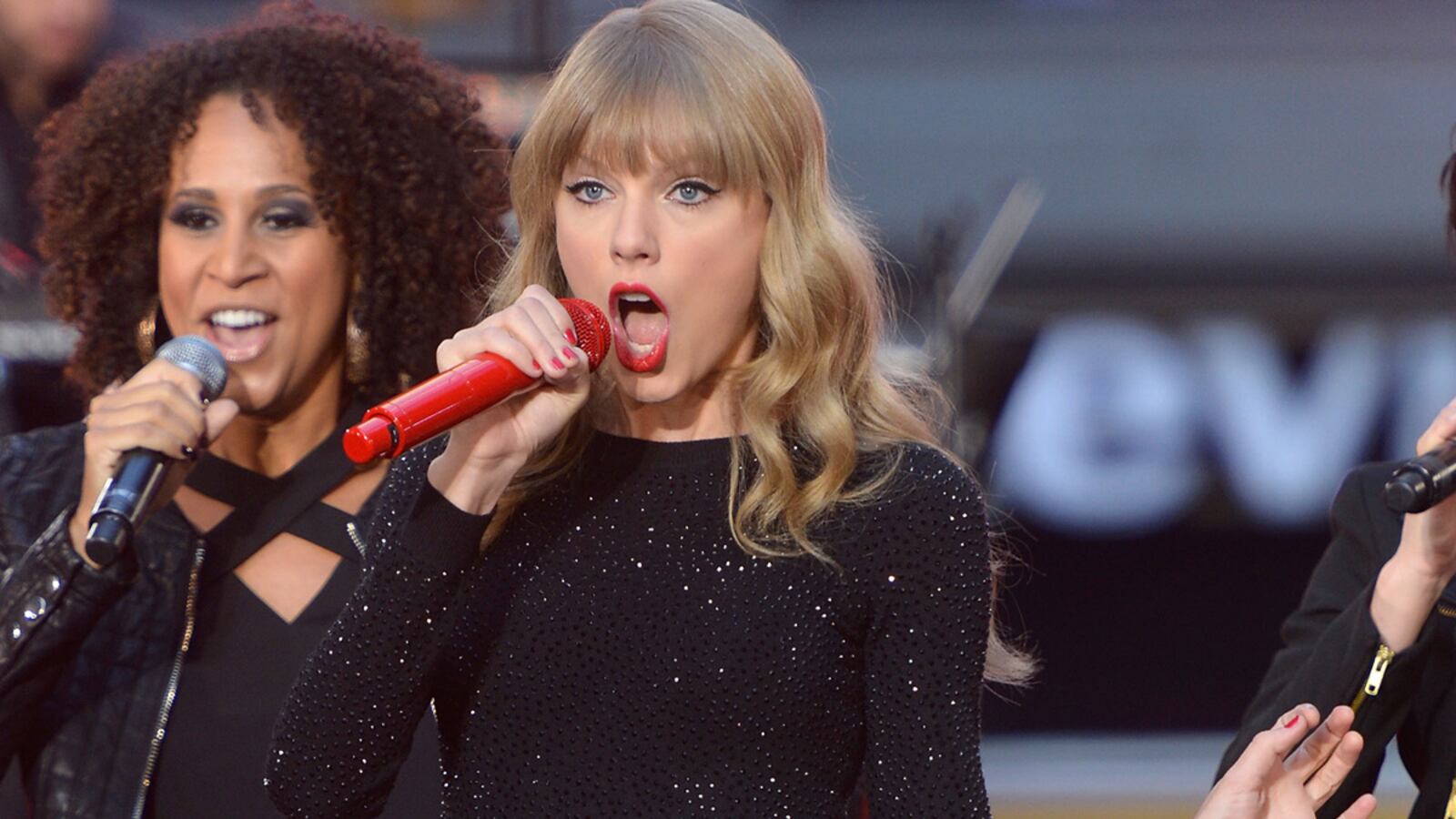 cheats/2013/03/12/swift-fan-mail-found-in-dumpster/taylor-swift-couric-dish-cheat_uyaypi